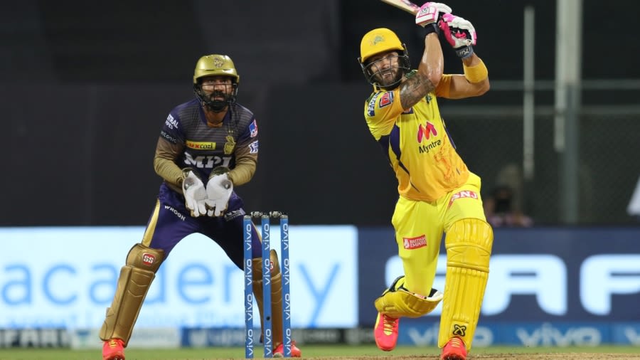 IPL 2021, CSK vs RCB - Faf du Plessis uses his hands-only technique to give CSK a leg-up