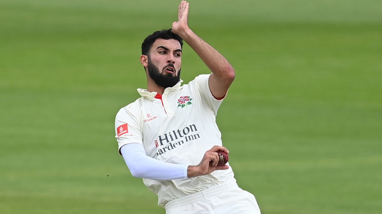 Saqib Mahmood turns down Warwickshire move, signs new Lancashire deal