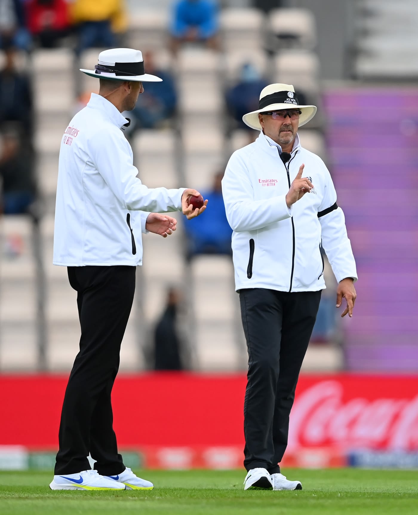 Richard Illingworth, umpire Stock Photo - Alamy