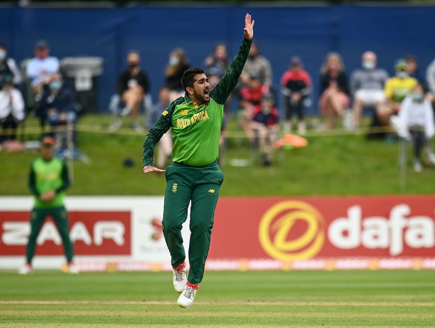 Tabraiz Shamsi appeals for lbw