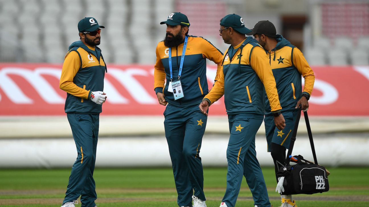 Misbah-ul-Haq dan Waqar Younis mengundurkan diri dari peran kepelatihan Pakistan dengan Piala Dunia T20 sudah dekat