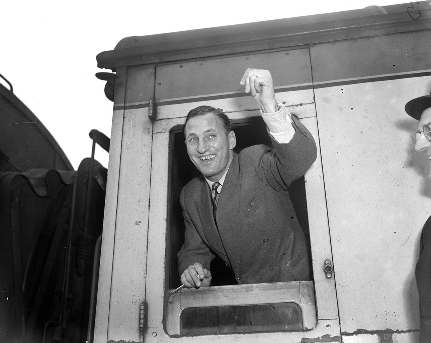 Len hutton waves goodbye as england set off on their 1954 55 ashes tour