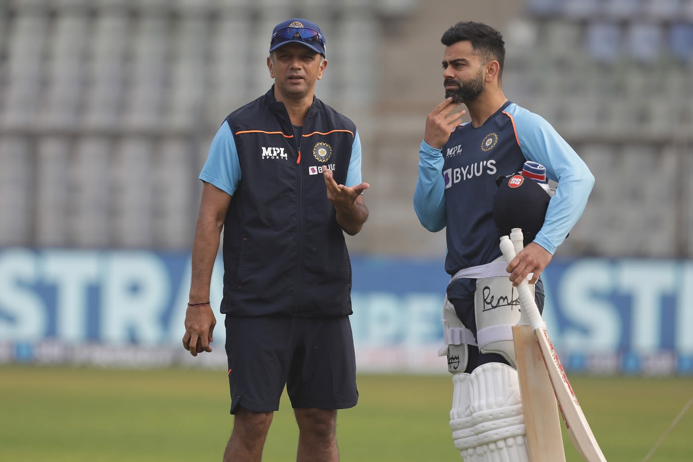 Rahul Dravid and Virat Kohli have a chat | ESPNcricinfo.com