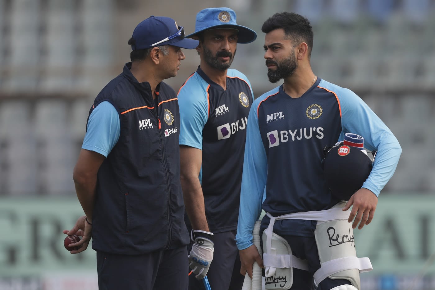 Rahul Dravid, Vikram Rathour and Virat Kohli have a chat | ESPNcricinfo.com