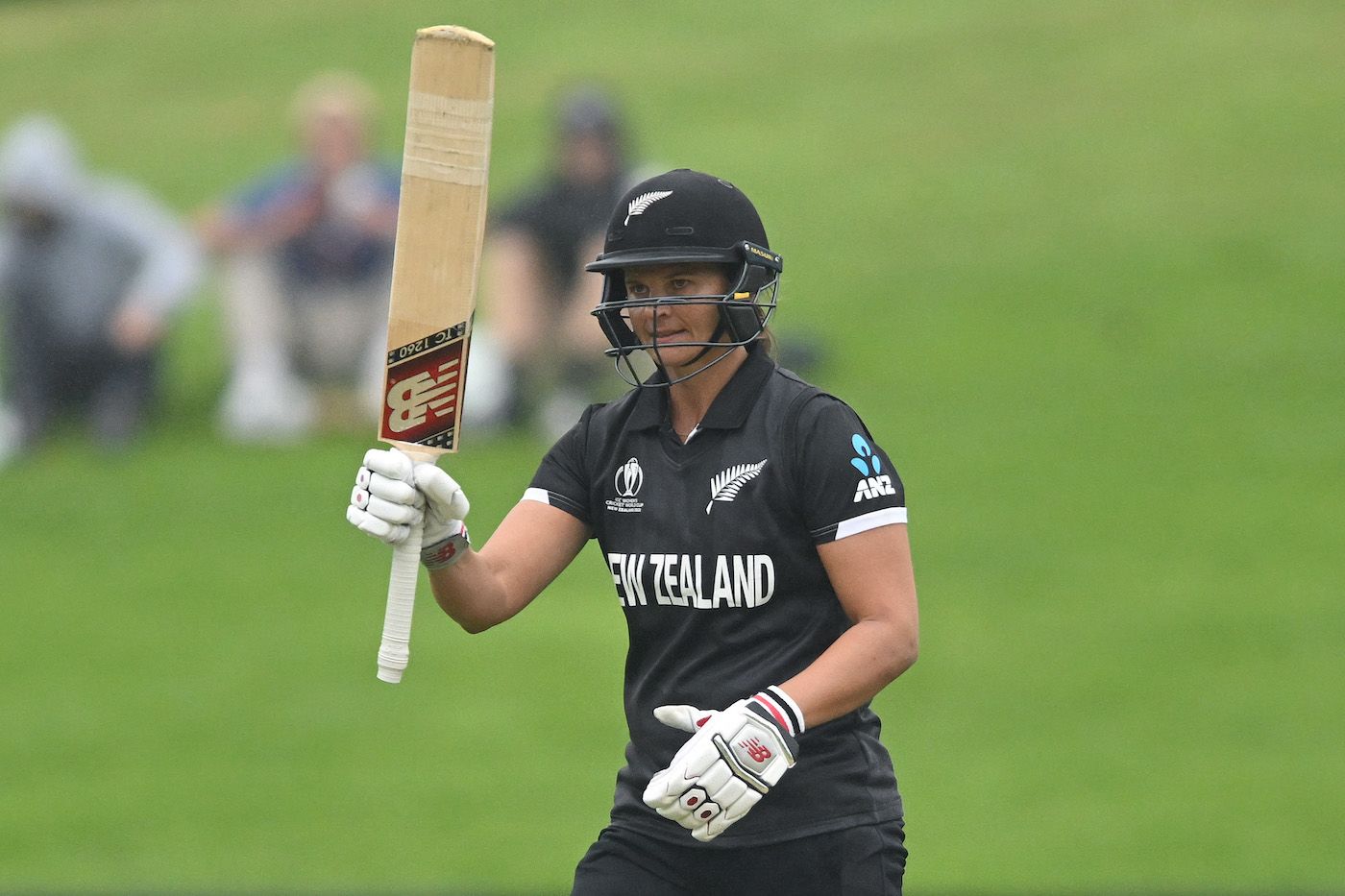 Suzie Bates brings up a half-century in front of her home crowd ...