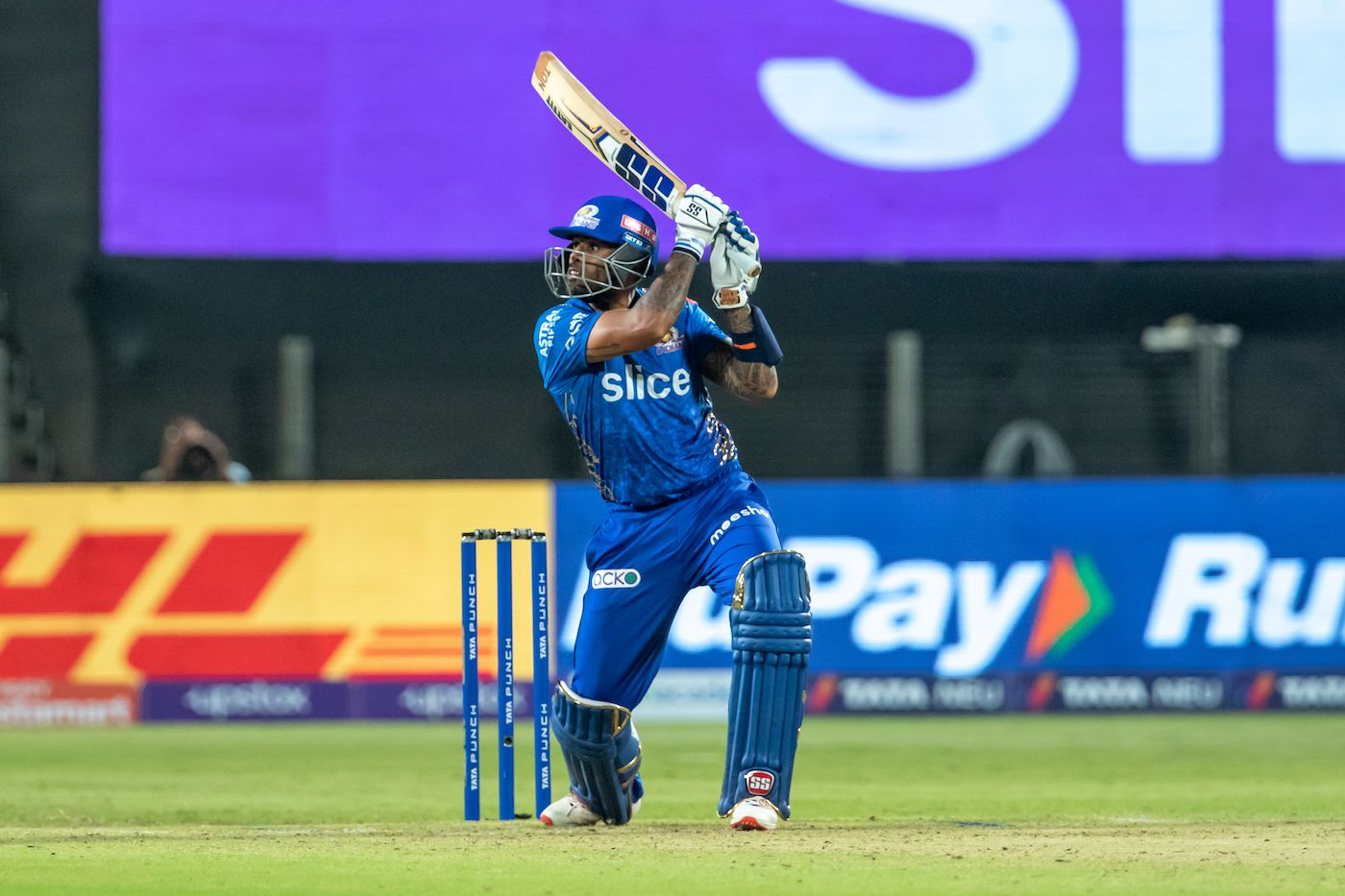 suryakumar-yadav-brought-out-the-big-shots-in-the-17th-over-bowled-by