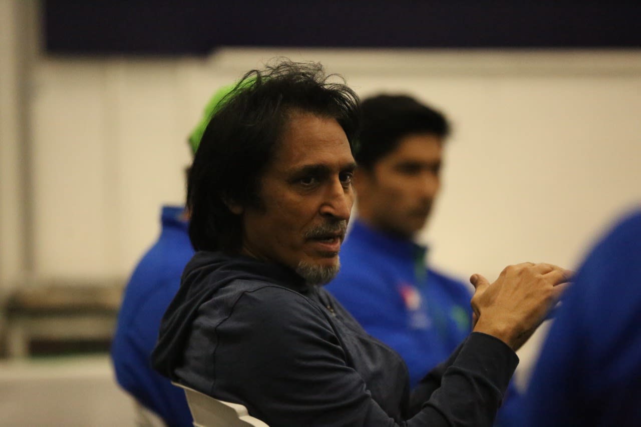 Ramiz Raja interacts with the Pakistan players in the MCG dressing room ...