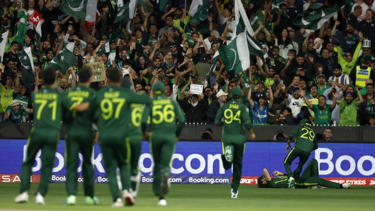 Stingy England restrict Pakistan to low total in final