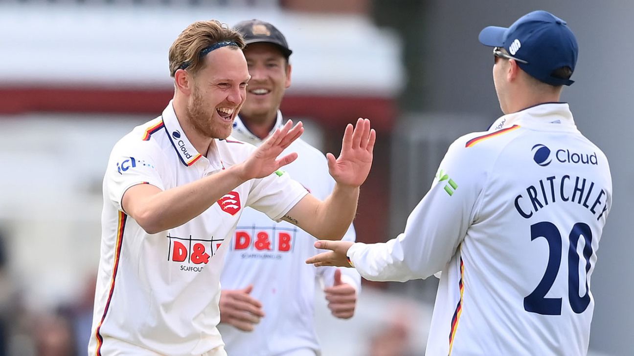 Surrey misplace their strut as Jamie Porter four-for puts Essex on top