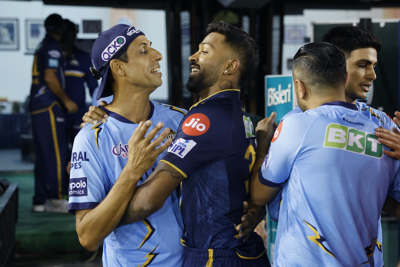 Hardik Pandya Gives Ashish Nehra A Post Win Hug Espncricinfo Com