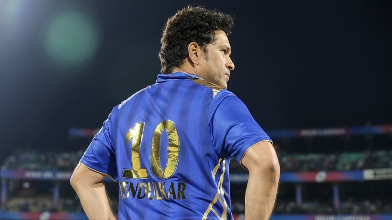 The Buzz - Sachin Tendulkar stops fan on the road for a chat | ESPNcricinfo