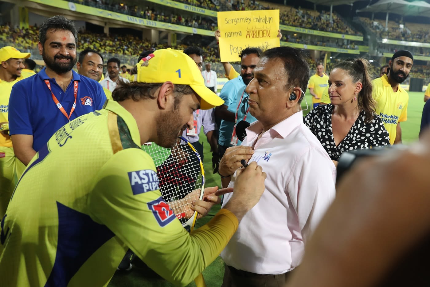 MS Dhoni signs Sunil Gavaskar&rsquo;s shirt | ESPNcricinfo.com