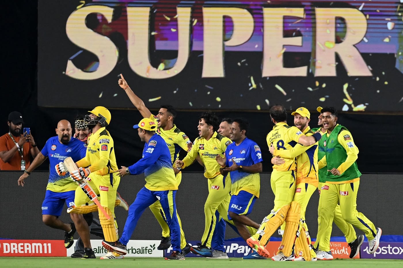 Ravindra Jadeja runs with CSK players and support staff in tow after he ...