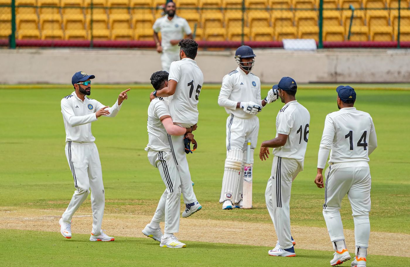 His Team-mates Congratulate Vaibhav Arora After He Picked One Of His ...