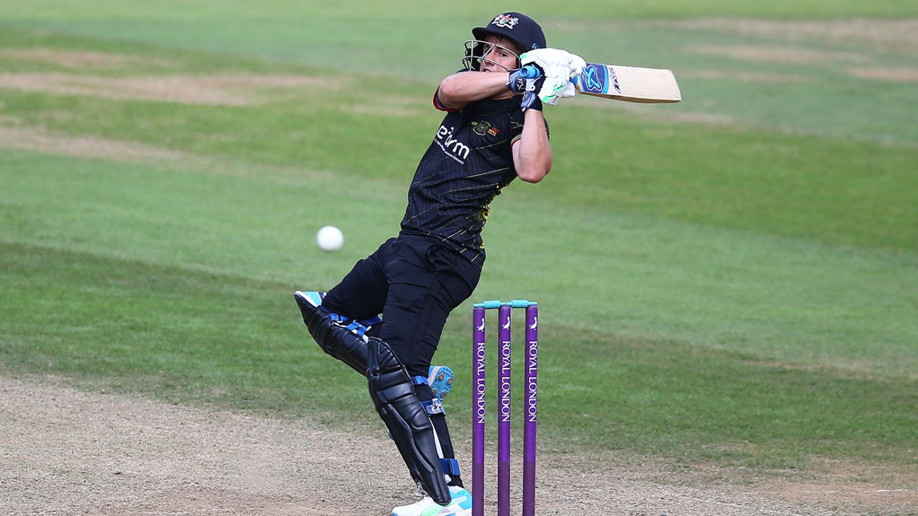 Graeme van Buuren century sees Gloucestershire to victory