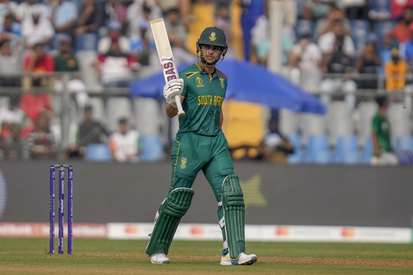 Reeza Hendricks raises his bat after a 48-ball fifty | ESPNcricinfo.com