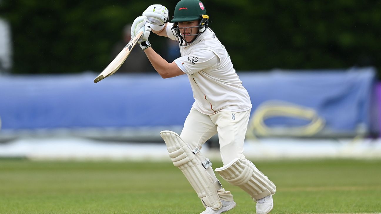 Derbyshire rue missed opportunities as Marcus Harris digs in
