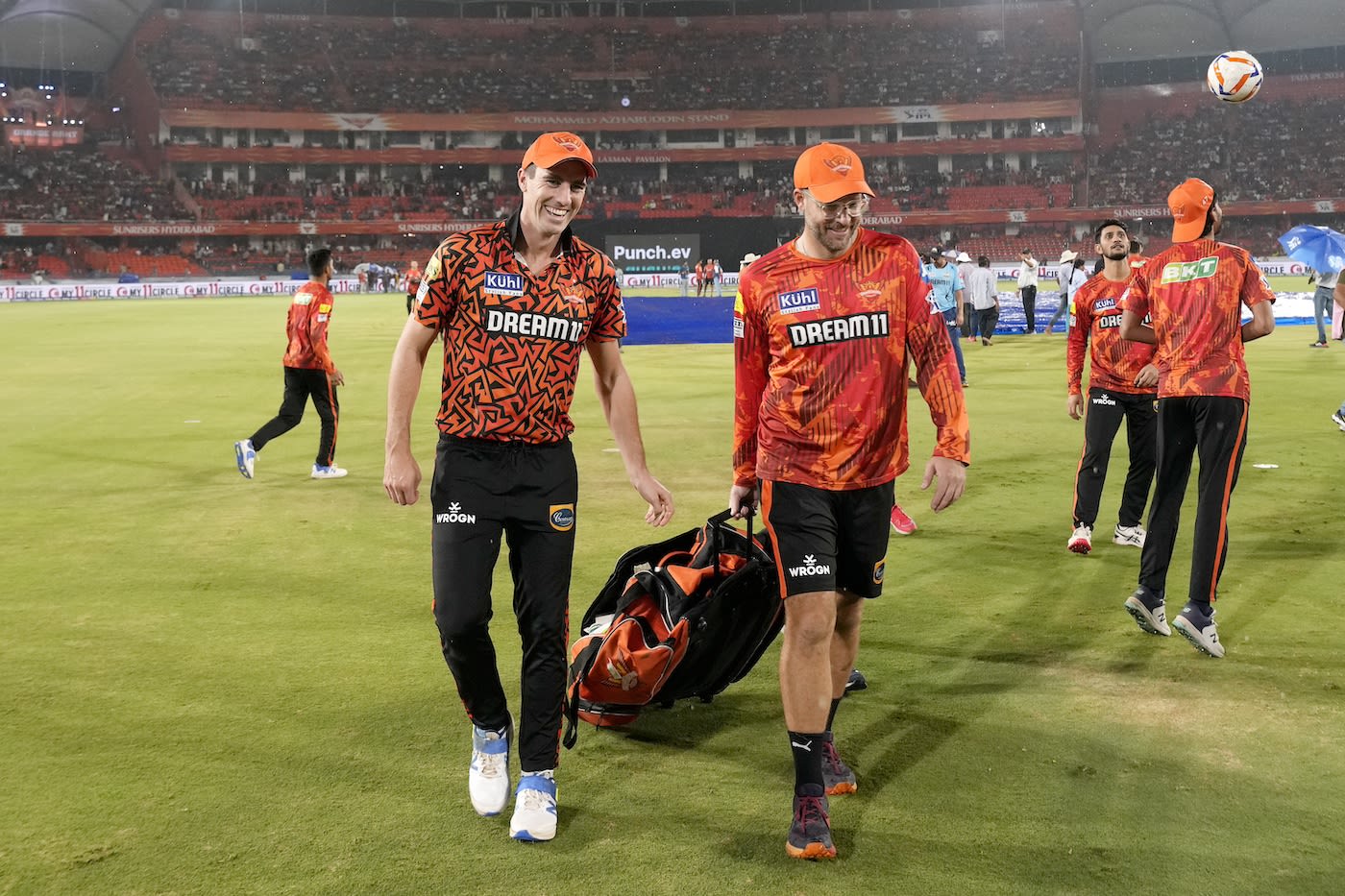 Pat Cummins and Daniel Vettori share a laugh | ESPNcricinfo.com