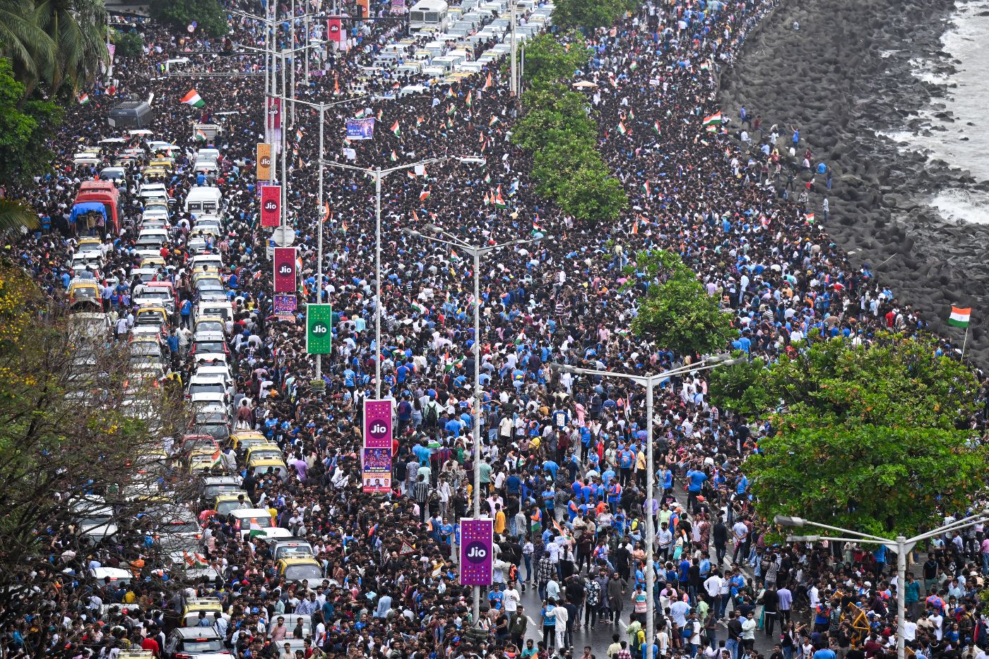 As the evening wore on, the crowd grew and grew on Marine Drive ...