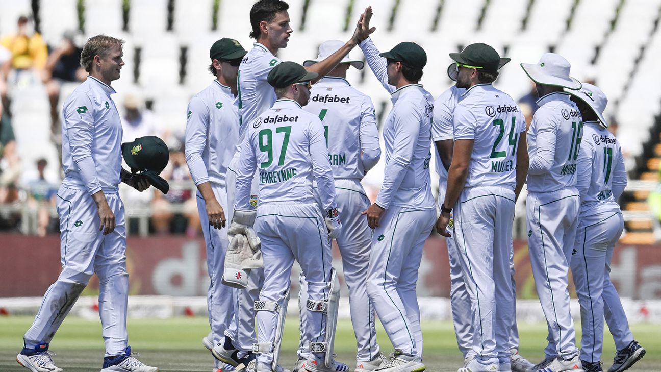 South Africa close in on win but Masood anchors Pakistan fightback