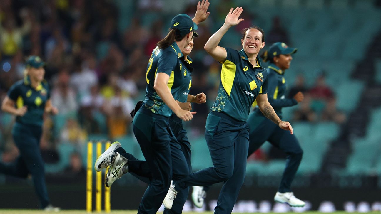 England bowl first in bid to delay Australia’s Ashes glory