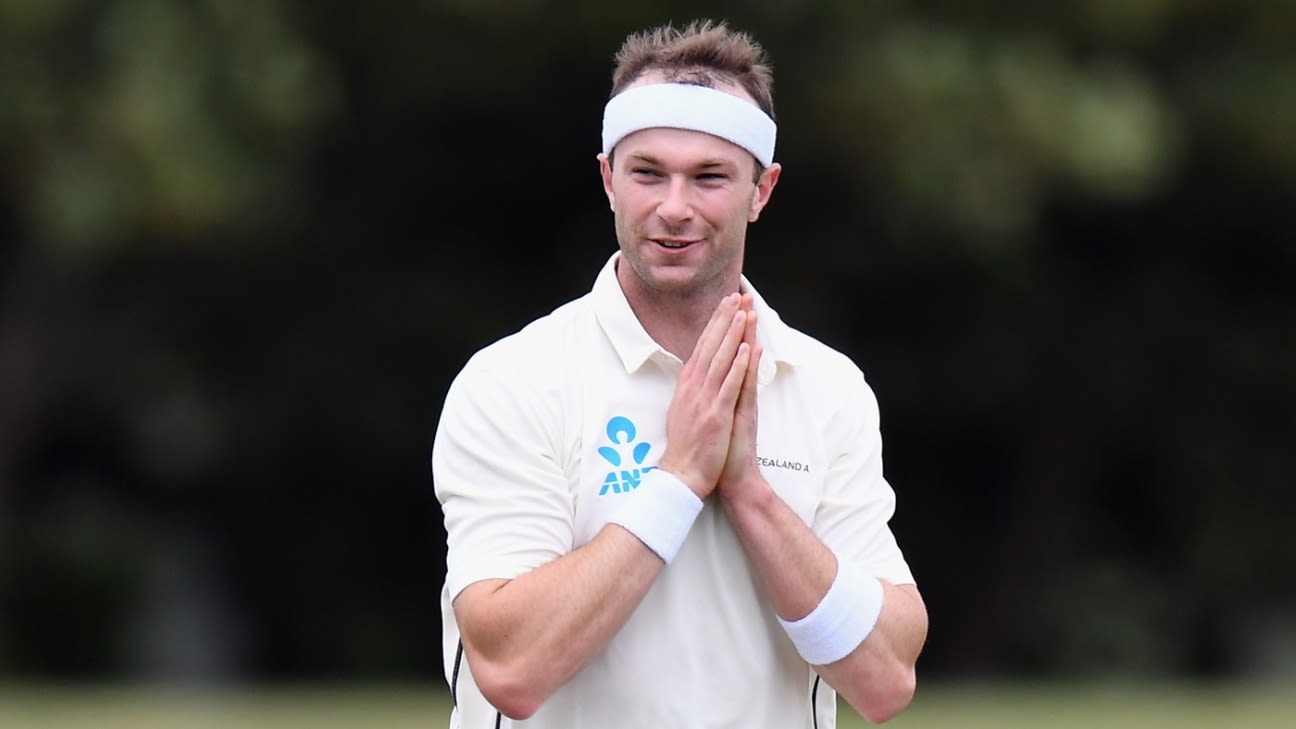 Tickner와 Rae가 West Indies를 상대로 볼링하는 장면