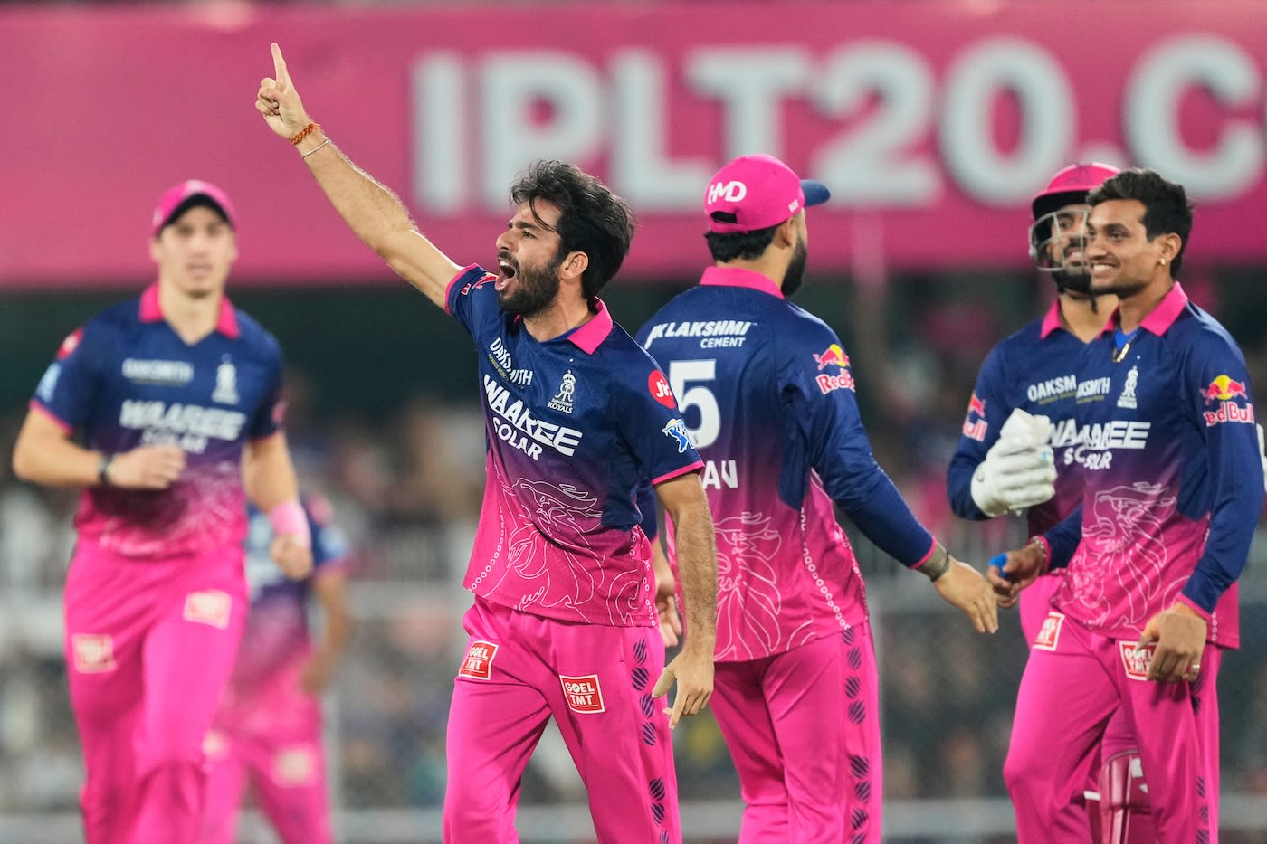 IPL 2026 - Rajasthan Royals manager Romi Bhinder caught using mobile phone in team dugout