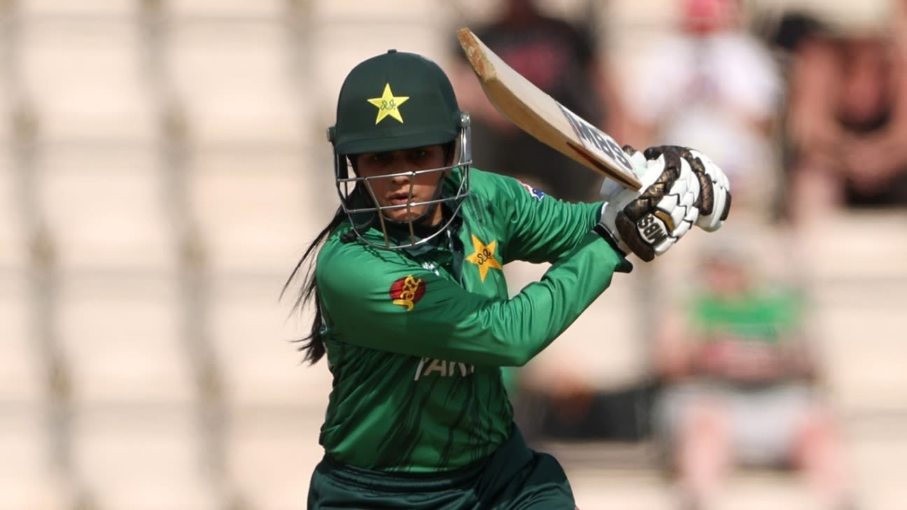 ガル・フェローザが女子アジアカップT20の試合で反対意見を示したとしてペナルティを受けた