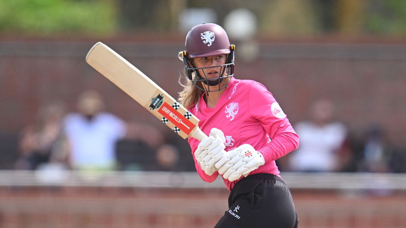Hazell dazzles to keep Somerset play-off hopes alive Hazell dazzles to keep Somerset play-off hopes alive