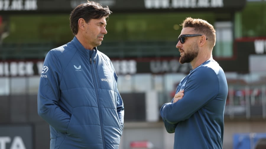 Stephen Fleming chats with Brendon McCullum before the third T20I against Sri Lanka