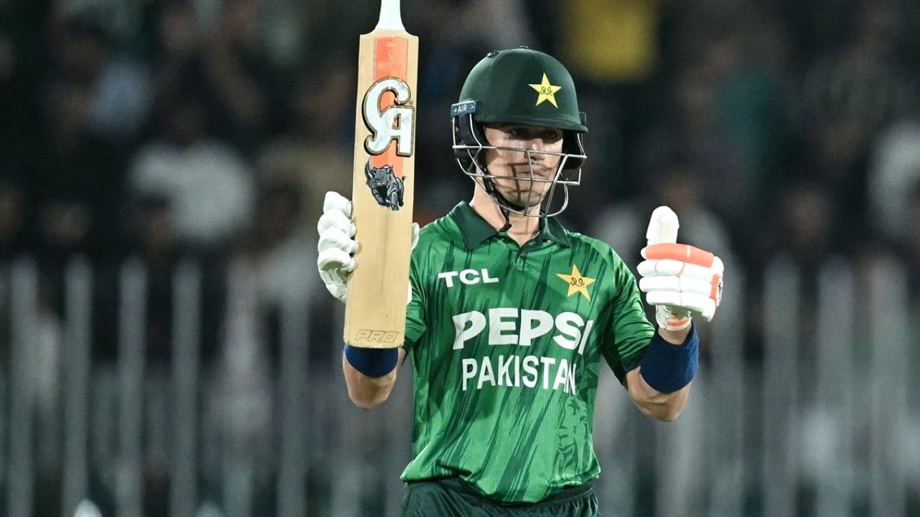 Farhan and Sadaqat help Pakistan seal series in style
