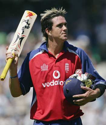 Kevin Pietersen acknowledges the crowd | ESPNcricinfo.com