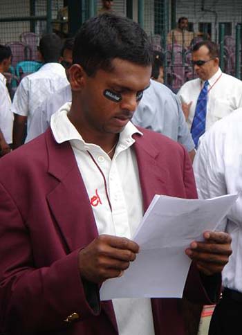 Shivnarine Chanderpaul goes over his notes | ESPNcricinfo.com