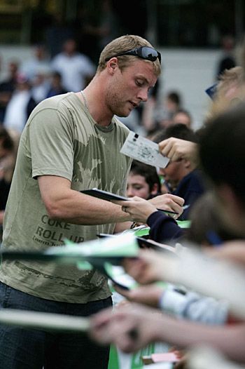 Andrew Flintoff signs autographs | ESPNcricinfo.com