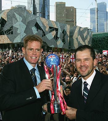 Shaun Pollock and Ricky Ponting pose with the ICC Super Series trophy