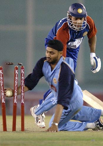 Harbhajan Singh runs out VVS Laxman | ESPNcricinfo.com