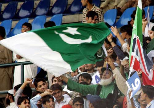 Pakistani cricket fans wave the country's flag in support ...