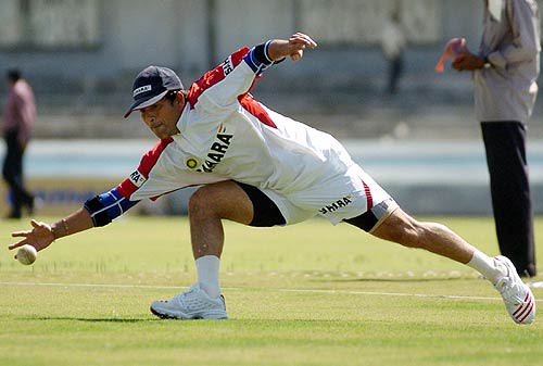 Sachin Tendulkar practices his fielding | ESPNcricinfo.com