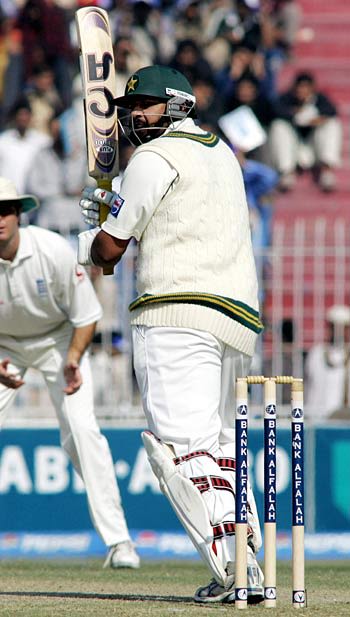 inzamam-ul-haq-flicks-to-the-leg-espncricinfo