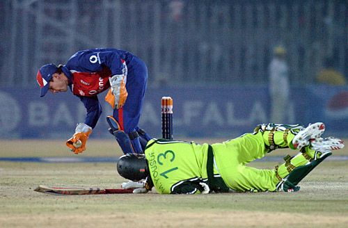 Mohammad Yousuf dives to make his ground