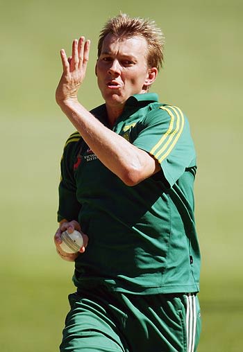 Brett Lee goes through the paces during practice | ESPNcricinfo.com