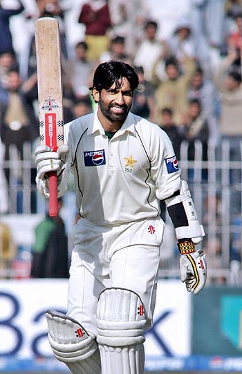 Mohammad Yousuf on reaching his century against India at Faisalabad ...