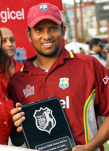 Ramnaresh Sarwan shows off his Man-of-the-Series prize | ESPNcricinfo.com