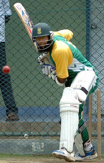Hashim Amla shapes to drive on the front foot | ESPNcricinfo.com
