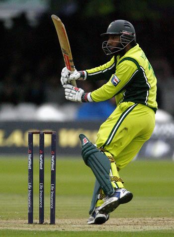 Mohammad Yousuf pulls on the way to his unbeaten 49 | ESPNcricinfo.com