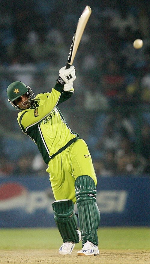 Abdul Razzaq launches one of his sixes | ESPNcricinfo.com