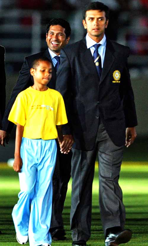 Sachin smiles as he follows Dravid at the opening ceremony ...