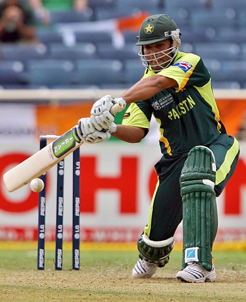 Kamran Akmal cracks one through the covers | ESPNcricinfo.com