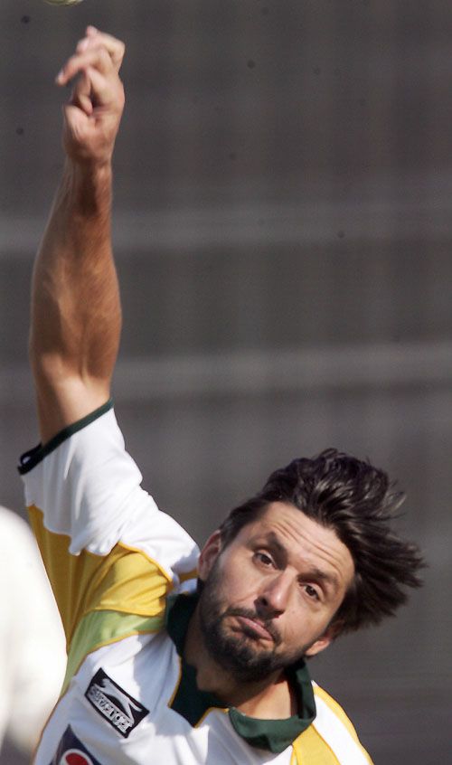 A View Of Shahid Afridi S Bowling Action Espncricinfo