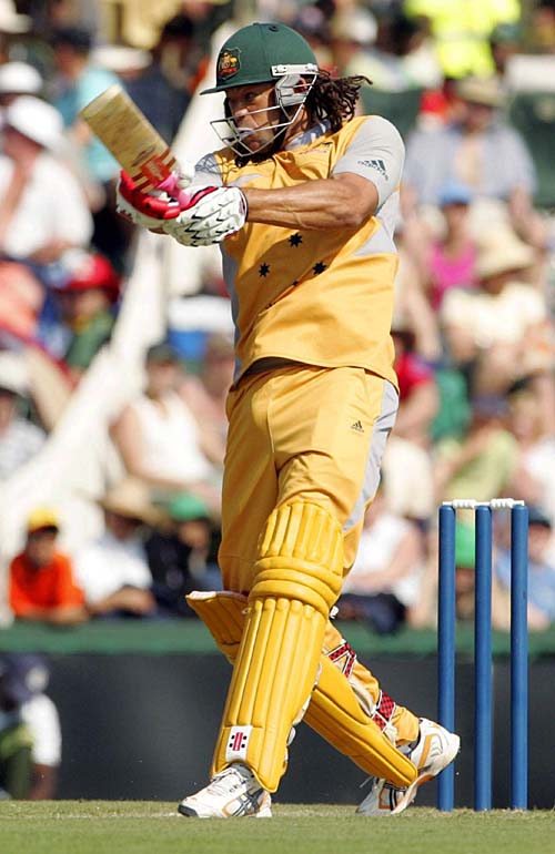 Andrew Symonds pulls during his 45